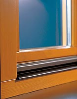 Holzfenster mit Regenschutzschiene
